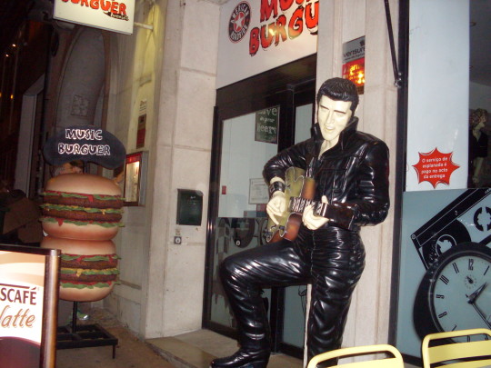  Elvis y las hamburguesas de noche (foto: Susana)