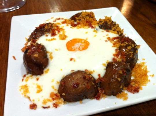 Champiñones con huevo y puré de patata, en Casa Urola (foto: Cuchillo)