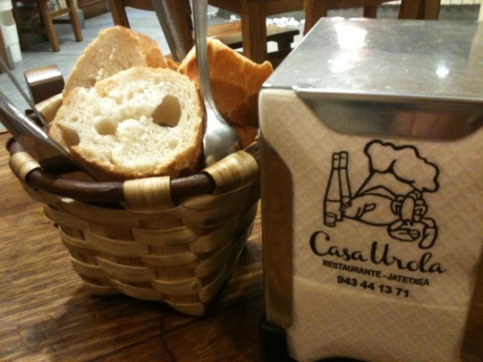 Pan y servilletas, qué va a ser, en Casa Urola (foto: Cuchillo)