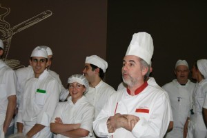 Jaime Llano Díaz y los alumnos cocineros, foto Escuela Hostelería de Leioa