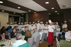Jaime Llano Díaz y los alumnos cocineros son ovacionados , foto Escuela Hostelería de Leioa