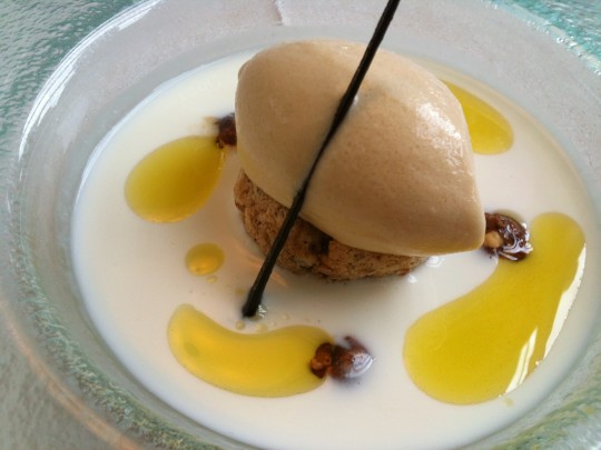 Sopa de queso de cabra y helado de miel, en Auga (foto: Cuchillo)