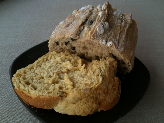 Pan de maíz y de aceituna negra, en La Salgar (foto: Cuchillo)