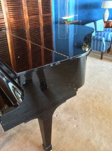 el piano de cola restaurado con los restos de metralla incrustados