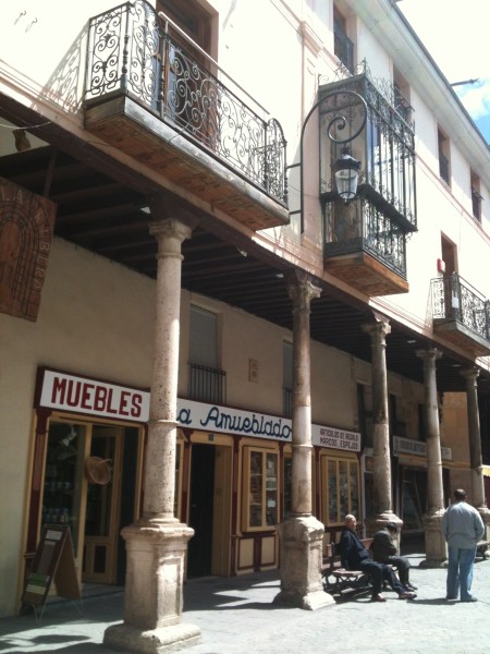 Calle porticada, en Aranda de Duero (foto: Cuchillo)