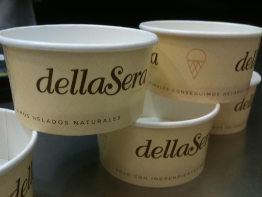 Tarrinas de heladería dellaSera, listas para ser llenadas (foto: Cuchillo)