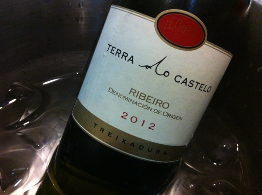¡Viva el vino! Terra do Castelo, treixadura, en cubitera de Mejillonerías La Batea (foto: Cuchillo)