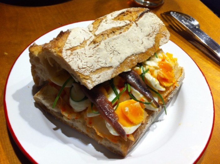 Bocata de kimchi, ensalada de huevo, anchoas y kow choy, en The Loaf (f: Cuchillo)