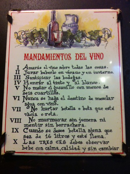 Mandamientos del vino, expuestos en Bodega Típica La Solana (foto: Uve)