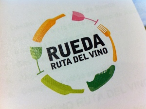 El logo de la Ruta del Vino de Rueda (foto: Cuchillo)