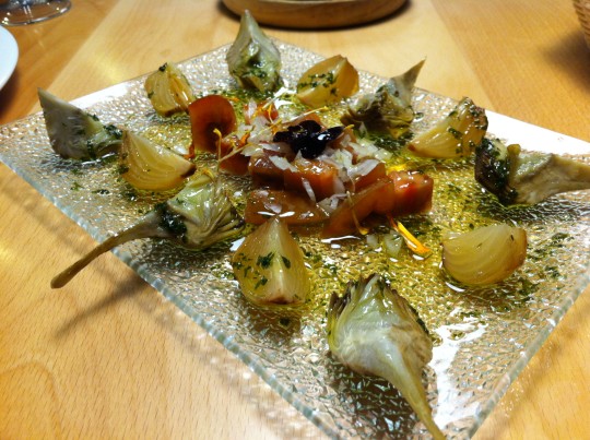 Alcachofas y cebollas confitadas, en Danontzat Gastroteka (foto: Uve)