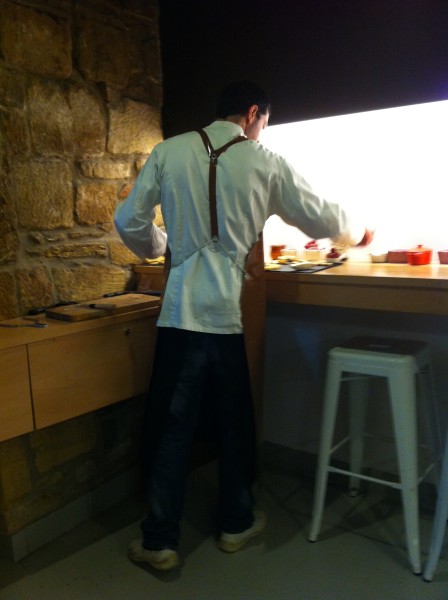 El maestro quesero, en la esquina donde prepara las ricas tablas de Danontzat Gastroteka (foto: Uve)