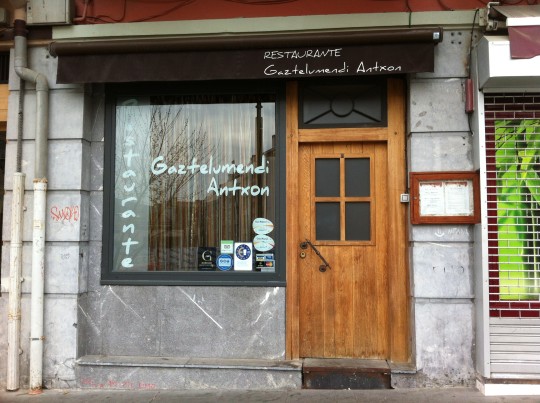 Discreta entrada, la del restaurante Gaztelumendi-Antxon (foto: Cuchillo)