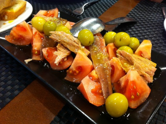 Tomate valenciano con bonito, anchoas y olivas, en Islas Canarias (foto: Cuchillo)