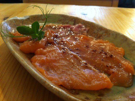 Sashimi de salmón marinado con vinagreta de soja y mostaza en grano, en Kokken (foto: Cuchillo)