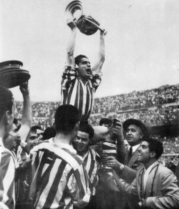 Gainza levanta la copa de 1958, en el Bernabeu.