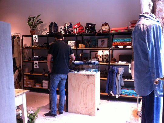 Un vistazo a la tienda de ropa y complementos de Trimmer (foto: Cuchillo)