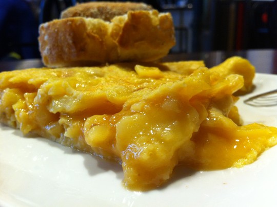 La tortilla de patata de La Roca, bien gustosa y jugosa (foto: Cuchillo)