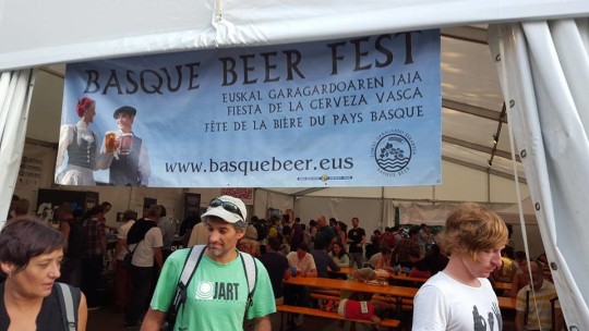 Acceso a la carpa instalada en el Boulevard donostiarra, donde se celebró el Basque Beer Fest (foto: FB de Býra)