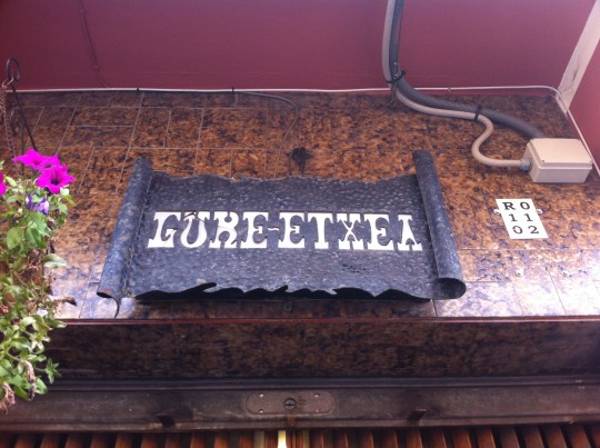 No nos moverán; el viejo letrero del Gure Etxea (foto: Cuchillo)