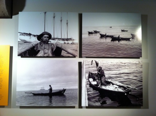 Cuatro de las imágenes recogidas en la exposición 'La gran pesca del bacalao' (foto: Cuchillo)