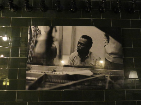 Miles Davis, durante la grabación del mítico 'Kind of blue', en la pared del Singular (foto: Cuchillo)