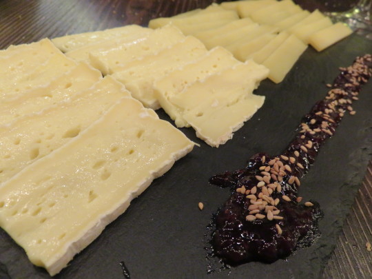 Tabla de quesos de vaca, buen cierre en Singular (foto: Cuchillo)