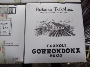 Cajas de txakoli Gorrondona, base de Apurdune (foto: Cuchillo)