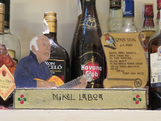 Mikel Laboa, cliente habitual en vida, aún canta entre las botellas de Ormazabal Etxea (foto: Cuchillo)