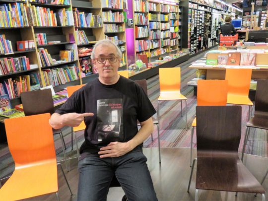 Xabier Gutiérrez gesticula antes de presentar su último libro en Bilbao (foto: Cuchillo)