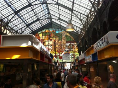 Una gran vidriera preside la nave central del Mercado Atarazanas (foto: Cuchillo)