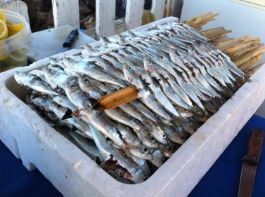 Las sardinas, ensartadas en el espeto, listas para arrimar a la brasa (foto: Cuchillo
