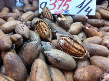Nueces alargadas, bien curiosas, en el Mercado Central de Málaga (foto: Cuchillo)