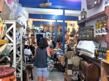 Interior de La Recova, bar y tienda de artesanía y antigüedades (foto: Cuchillo)