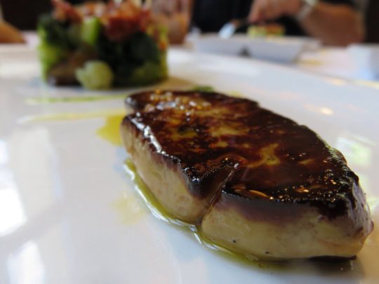 Foie, verduras y jamón, en Zezilionea (foto: Cuchillo)
