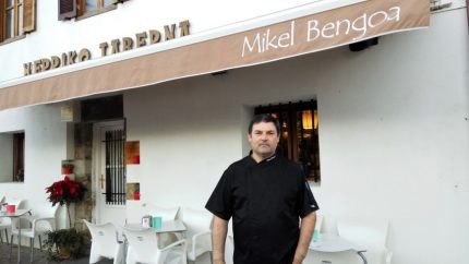 El cocinero Mikel Bengoa frente a su Herriko Taberna (foto: Cuchillo)