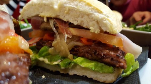 Sección de la muy sabrosa hamburguesa Gure Etxea (foto: cuchillo)