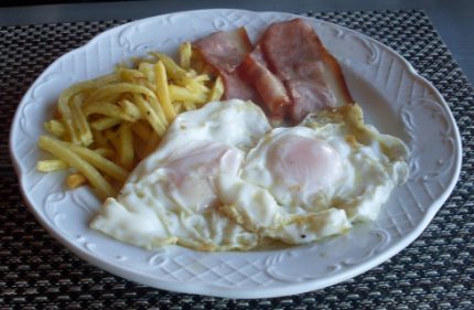 Huevos con bacon y patatas, en Piquio (foto: O.C.E.)