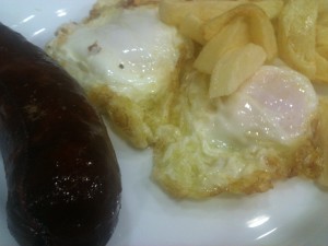 Huevos, chorizo y patatas (foto: Cuchillo)