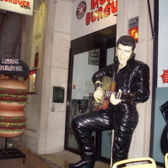 Bienvenidos a Music Burguer Avenida (Lisboa). Elvis Presley es el portero