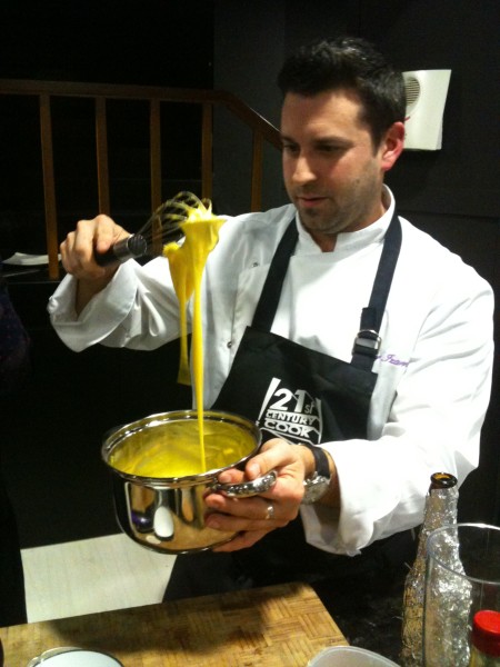 Javier Izarra, chef de Tamarises, ligando yemas de huevo con xantana (foto: Cuchillo)
