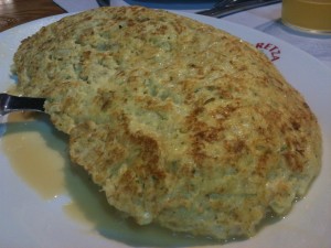 La tortilla de bacalao, lo mejor en Iretza Sagardotegia (foto: Cuchillo)