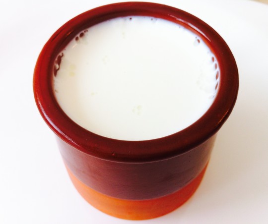 Bien vistosa la cuajada (aka mamia), en tradicional vaso de barro (foto: Uve)