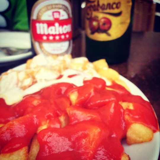 Probablemente las mejores patatas del mundo #potatoes #frenchfries #asturias #alioli #bravas #dossalsas #casaraul