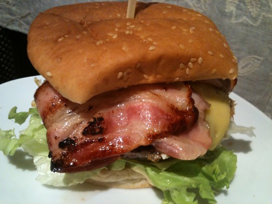 Descomunal, la hamburguesa Xibero, de bar Xibero (foto: Cuchillo)