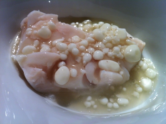 Merluza en blanco, perla de leche y espárrago, de Mugaritz (foto: Cuchillo)