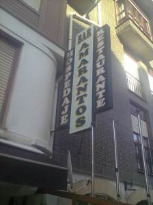 Cartel en la fachada del Amarantos (foto: OCE)