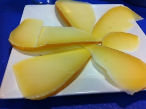 Ración de queso de tetilla, ahumado, en La Batea (f: Cuchillo)