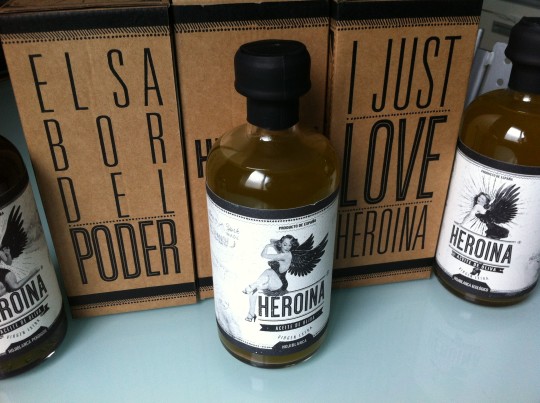 Cajas y botellas de las tres variedades de Heroína (foto: Cuchillo)