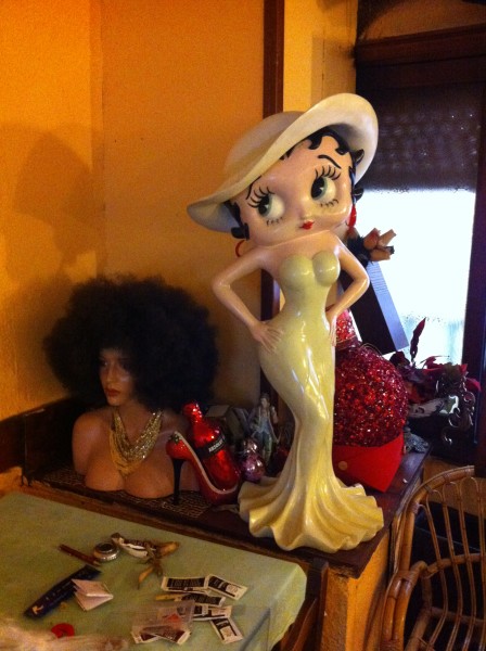 Betty Boop y su amiga afro, en rincón kitsch de Miren Itziar (foto: Cuchillo)